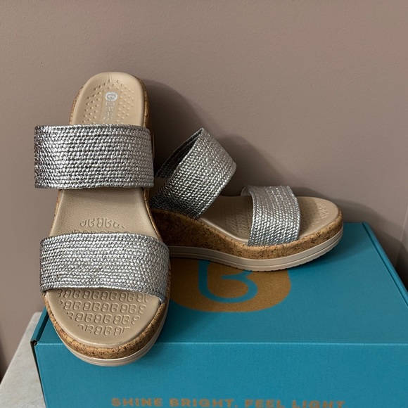 New BZees Resort Silver Slides - Picture 1 of 4